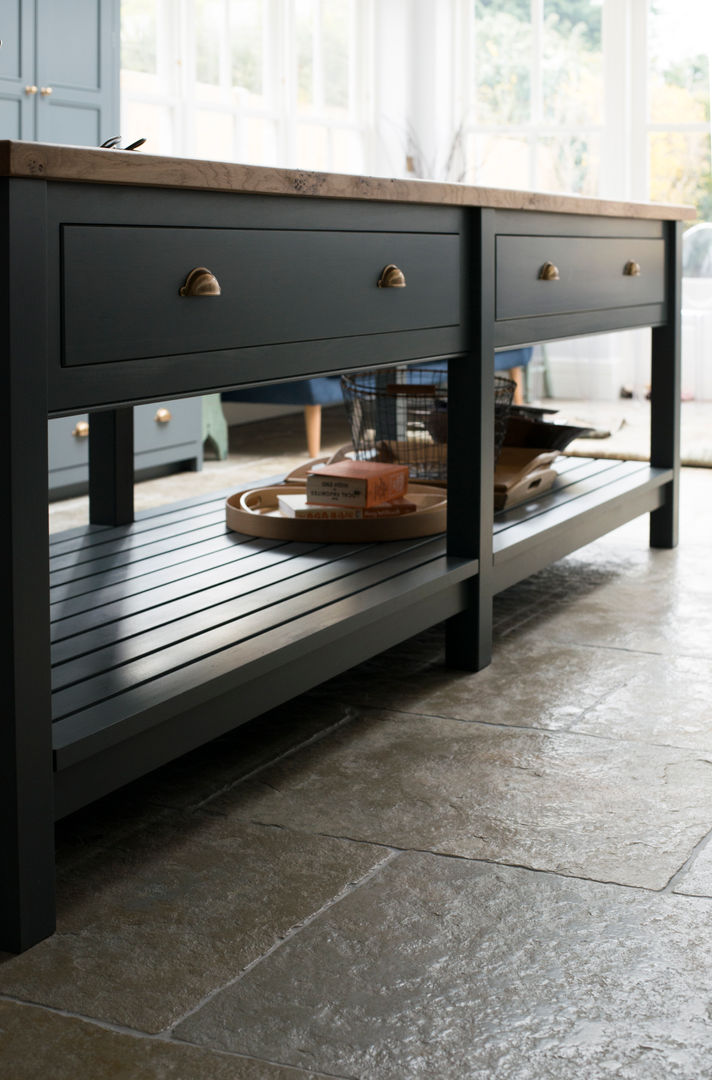 The Hampton Court Kitchen Floors of Stone Ltd カントリーデザインの キッチン