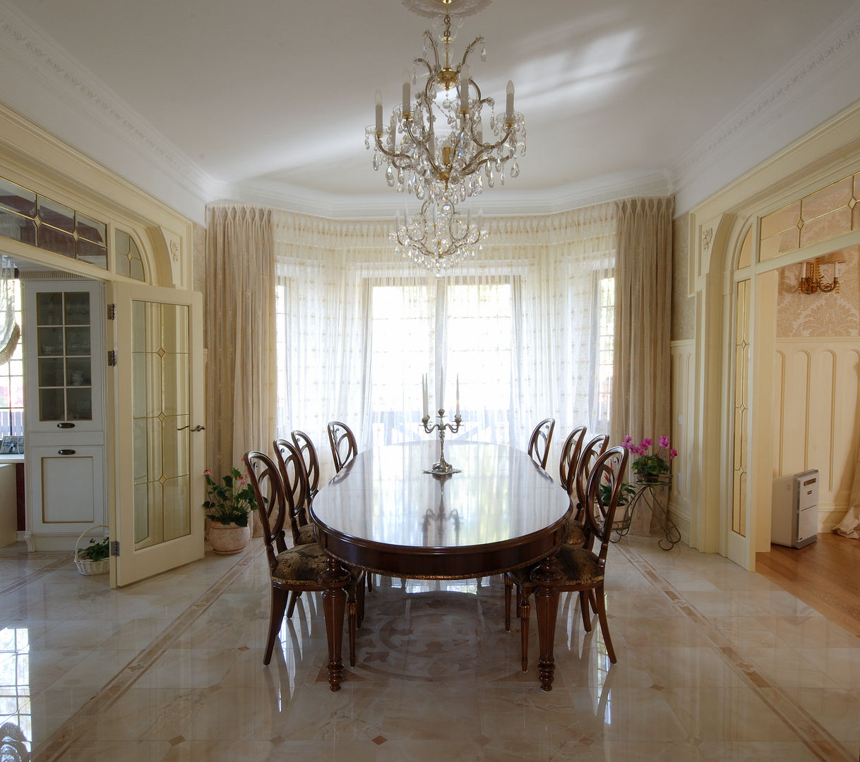 Слоновая кость и сливки, D&T Architects D&T Architects Classic style dining room