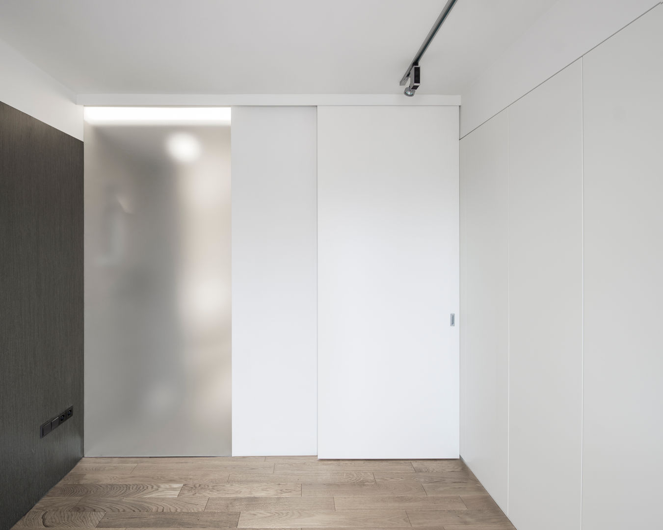 Projekt wnętrza mieszkanie w Warszawie M2-42M, OneByNine OneByNine Minimalist Pencere & Kapılar