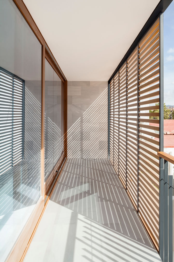 Casa CP, Alventosa Morell Arquitectes Alventosa Morell Arquitectes Minimalist balcony, veranda & terrace