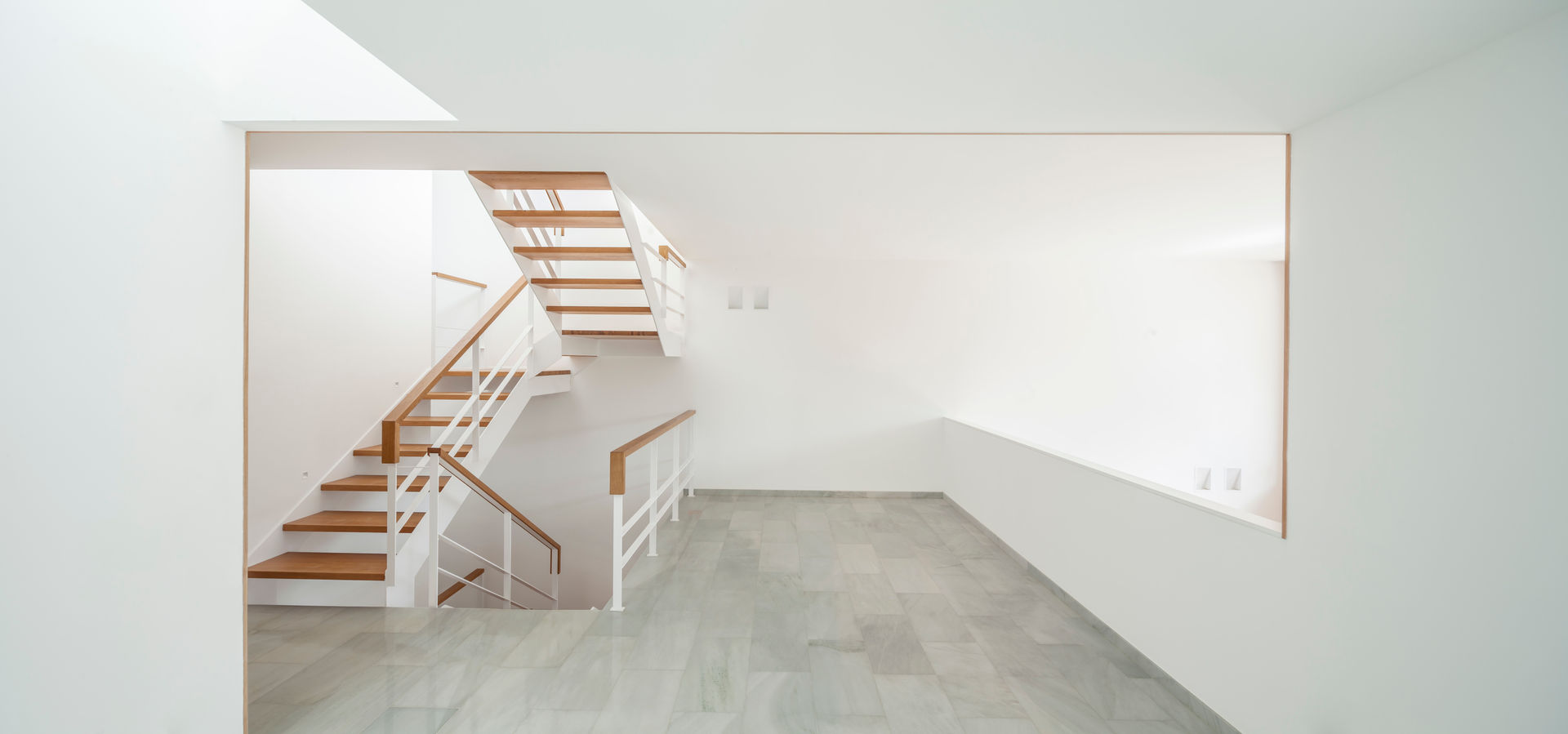 Casa CP, Alventosa Morell Arquitectes Alventosa Morell Arquitectes Pasillos, vestíbulos y escaleras minimalistas