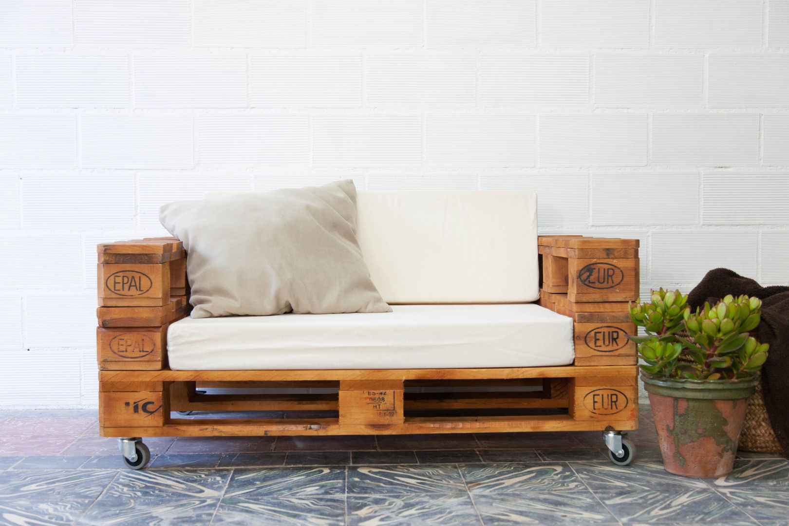 ALMANZOR sofá palets. 120x80cm, ECOdECO Mobiliario ECOdECO Mobiliario Vườn phong cách mộc mạc Furniture