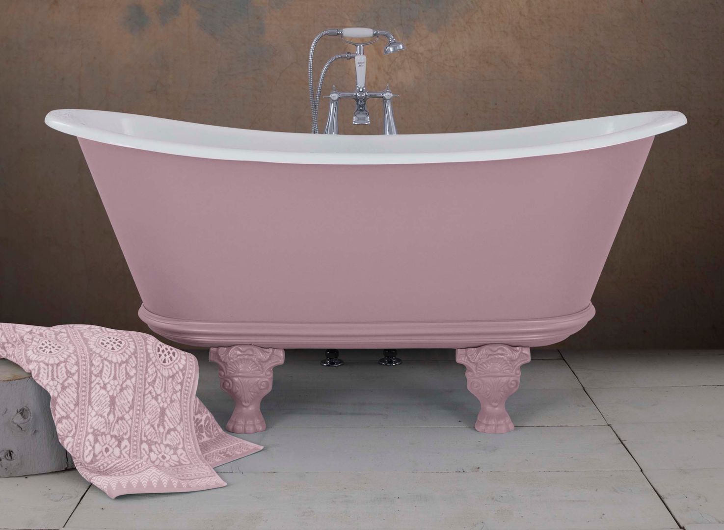 Noah Cast Iron bath in Farrow & Ball Cinder Rose Hurlingham Baths Banheiros clássicos