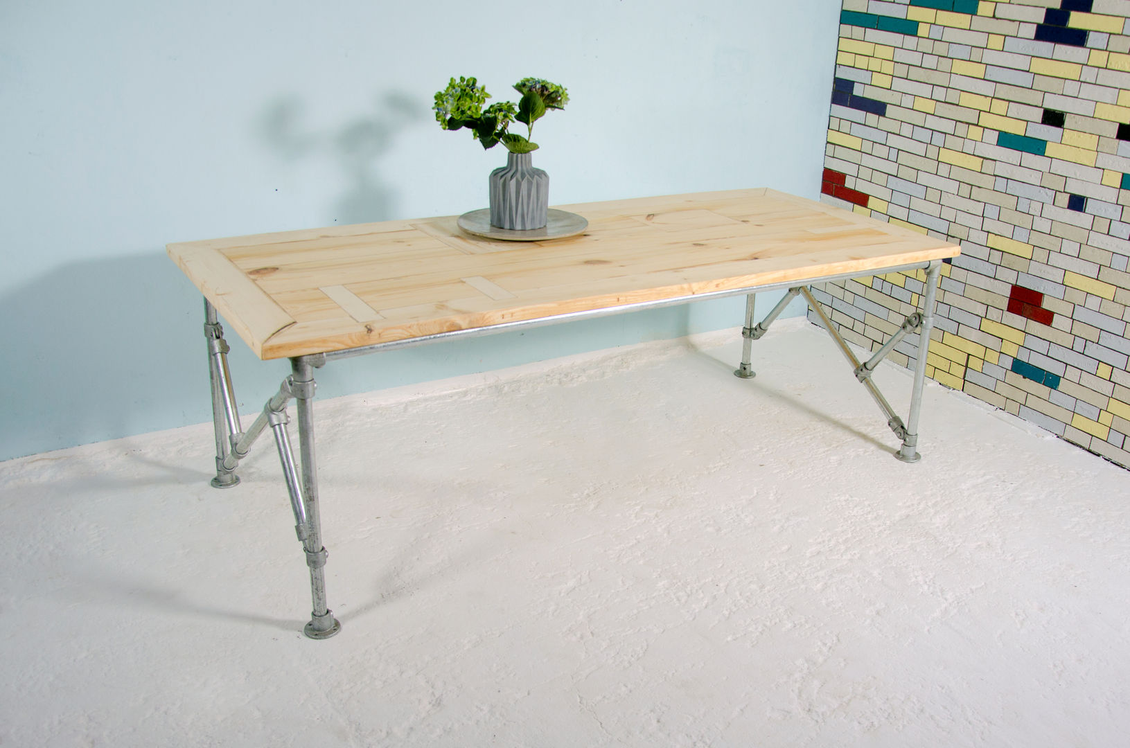 homify Industrial style kitchen Tables & chairs