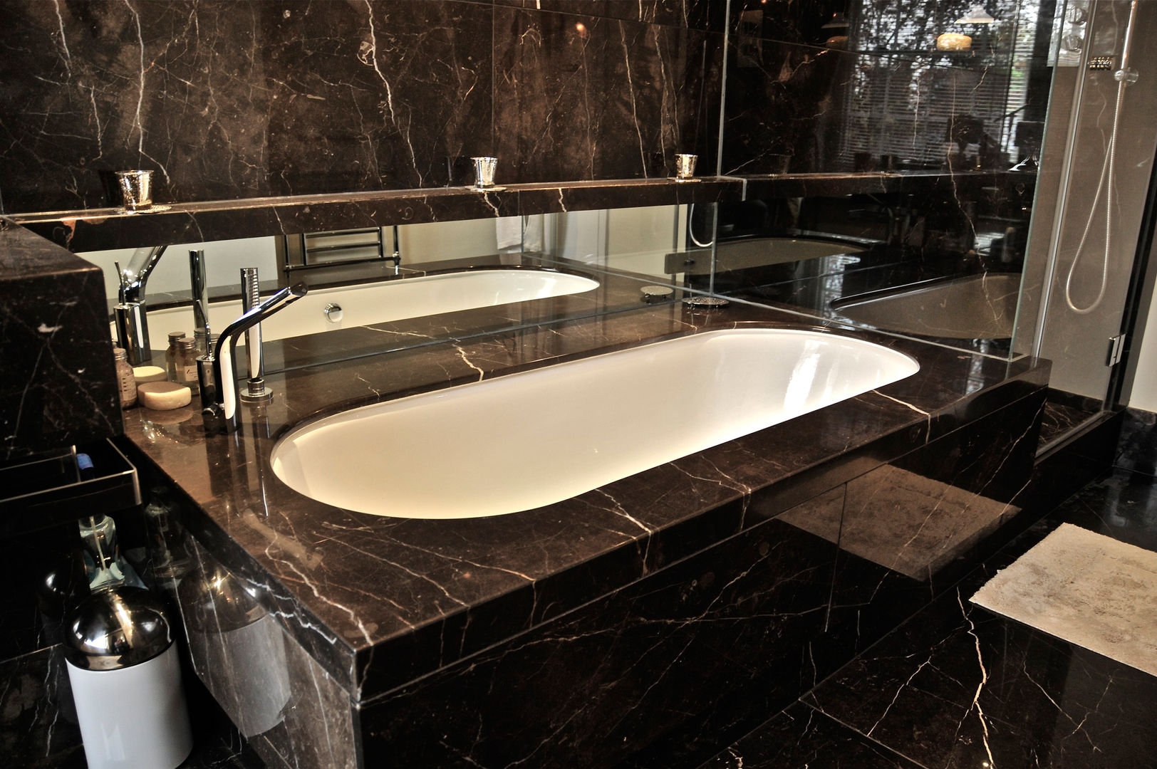 Black Marble Bathroom, Orset Ogle luxury Kitchens & Bathrooms Baños modernos