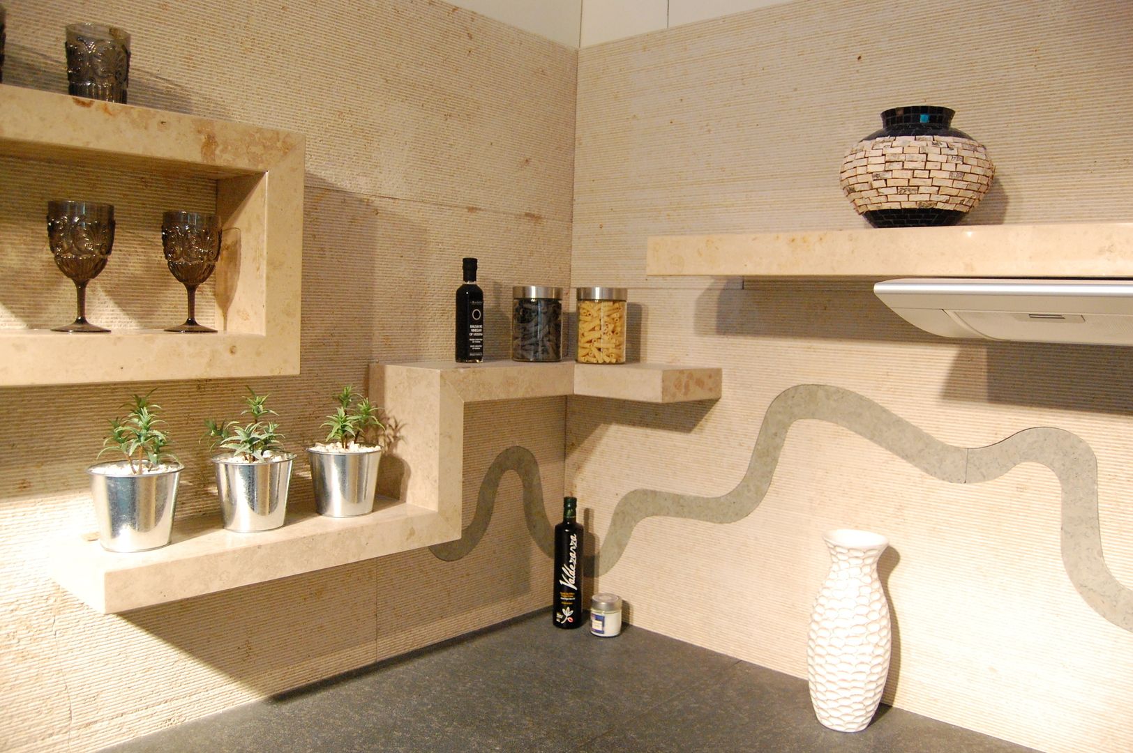 Stone shelves and backsplash Ogle luxury Kitchens & Bathrooms Rustik Mutfak