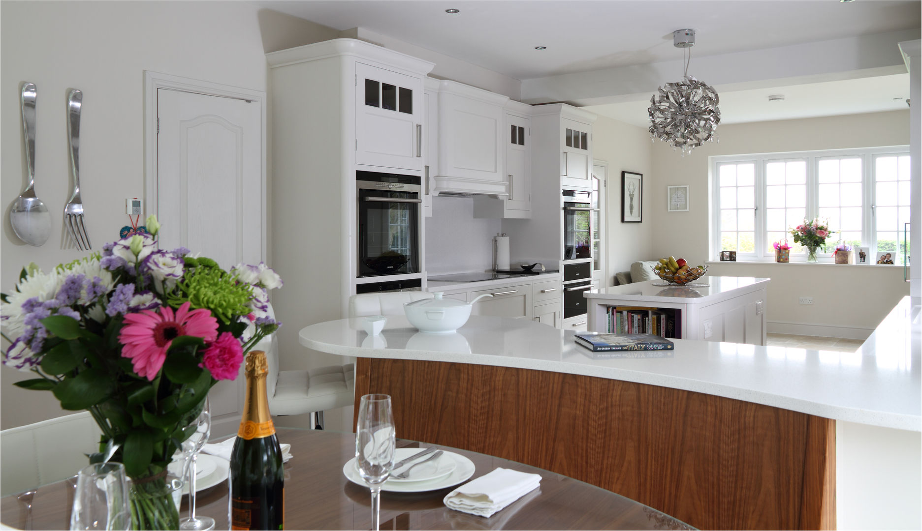 High Gloss and walnut kitchen John Ladbury and Company Cozinhas modernas