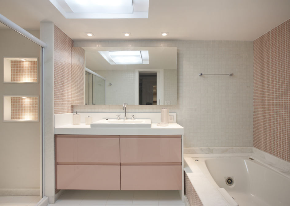 homify Modern bathroom