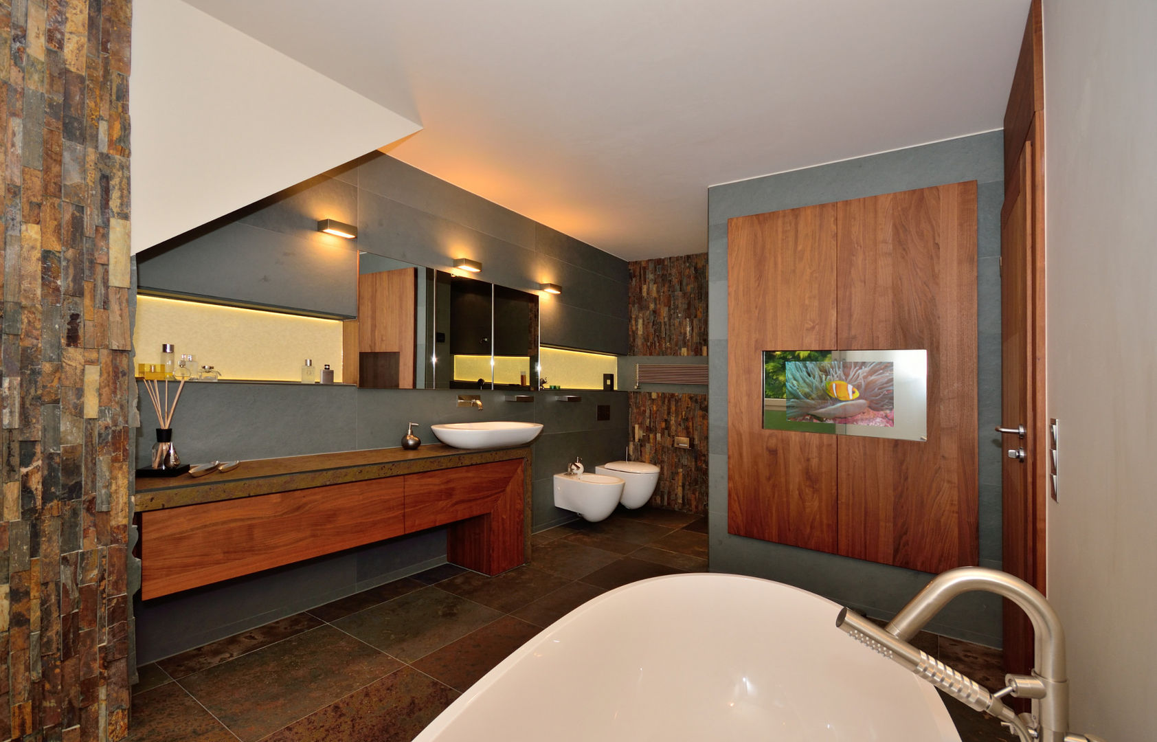 Indian Slate Vivante Baños de estilo ecléctico bathroom,design,modern,lights,renovating,remodeling,badezimmer