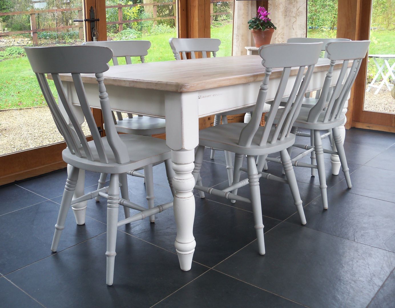 Hand Pinted Farmhouse Table Rectory Blue Sala da pranzo rurale Tavoli