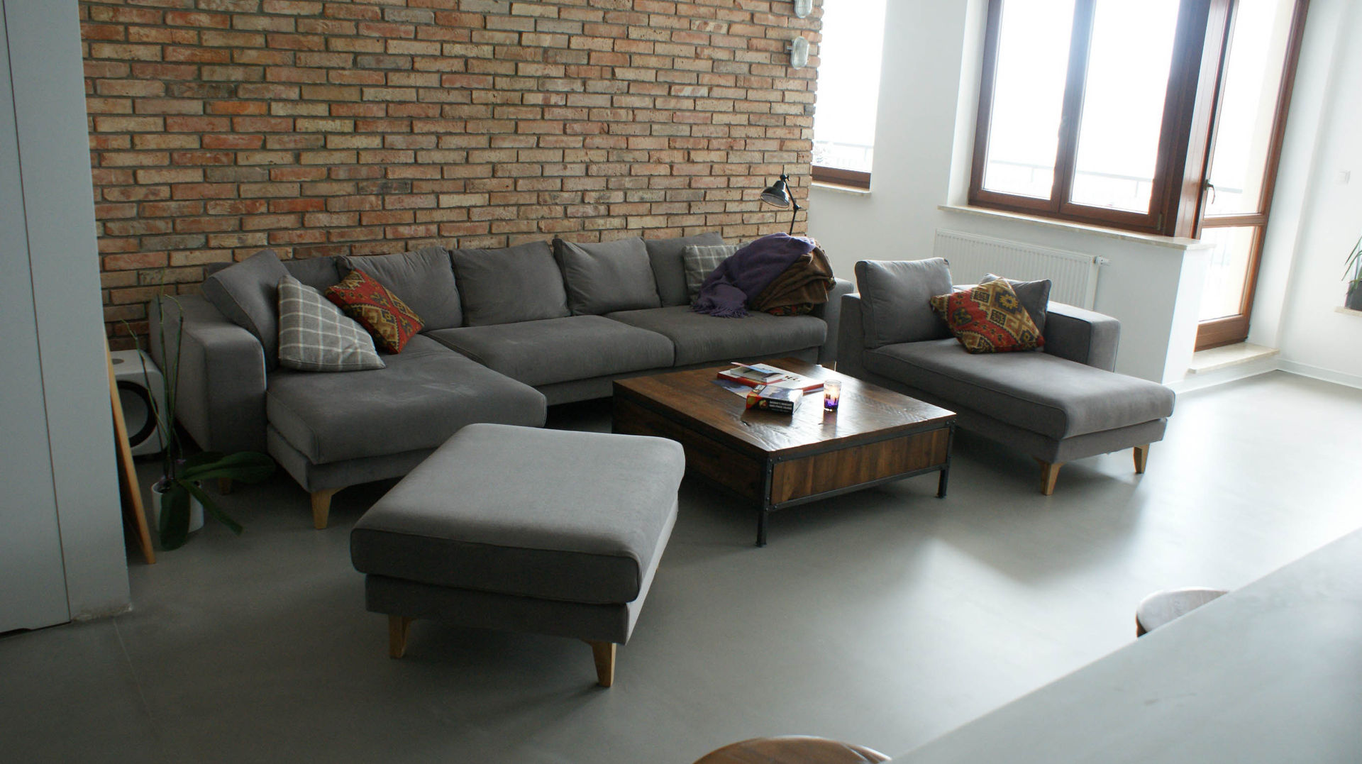 LOFT W WIALANOWIE, t design t design Industrial style living room