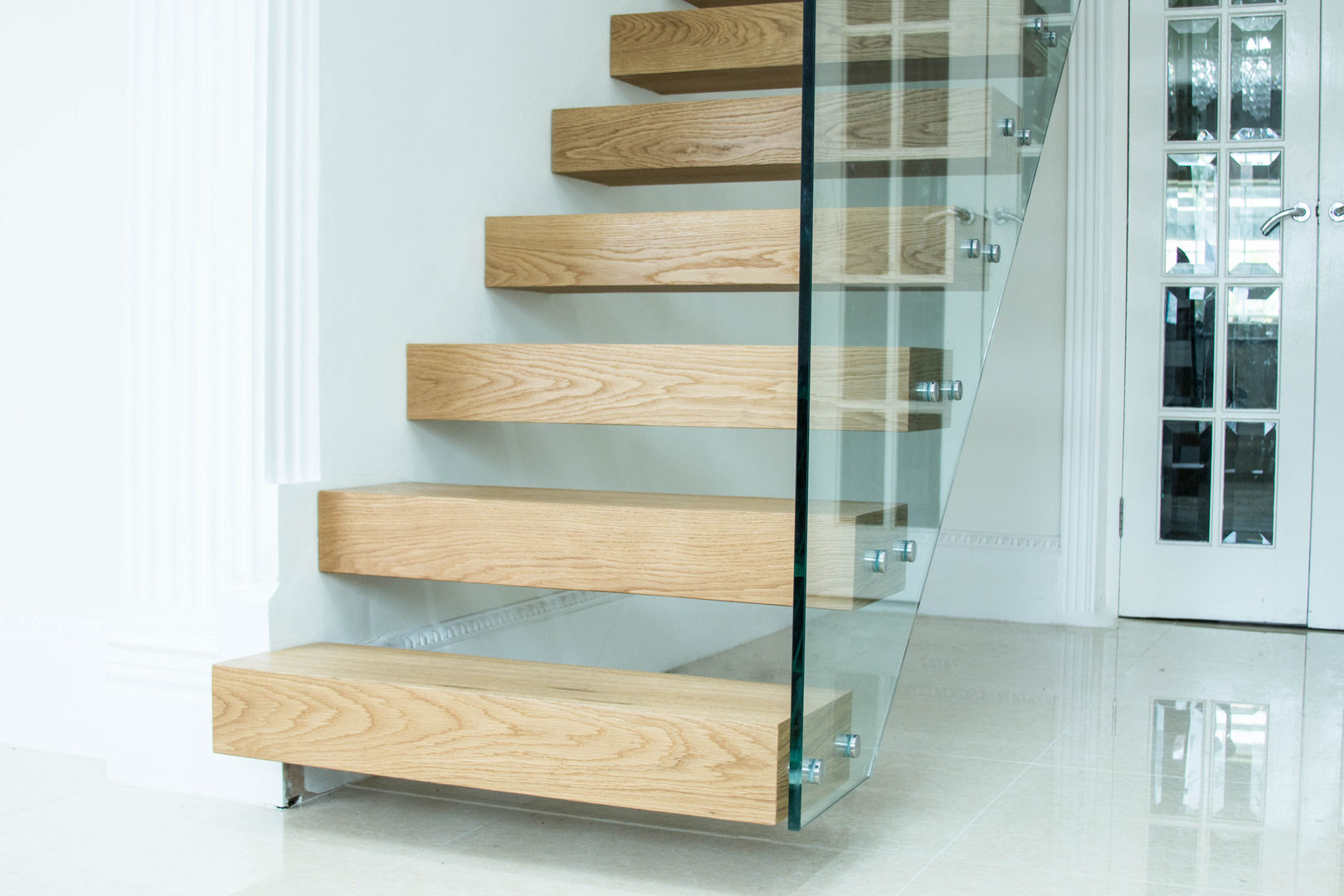 Floating Staircase with Chunky Oak Treads Railing London Ltd 樓梯 階梯