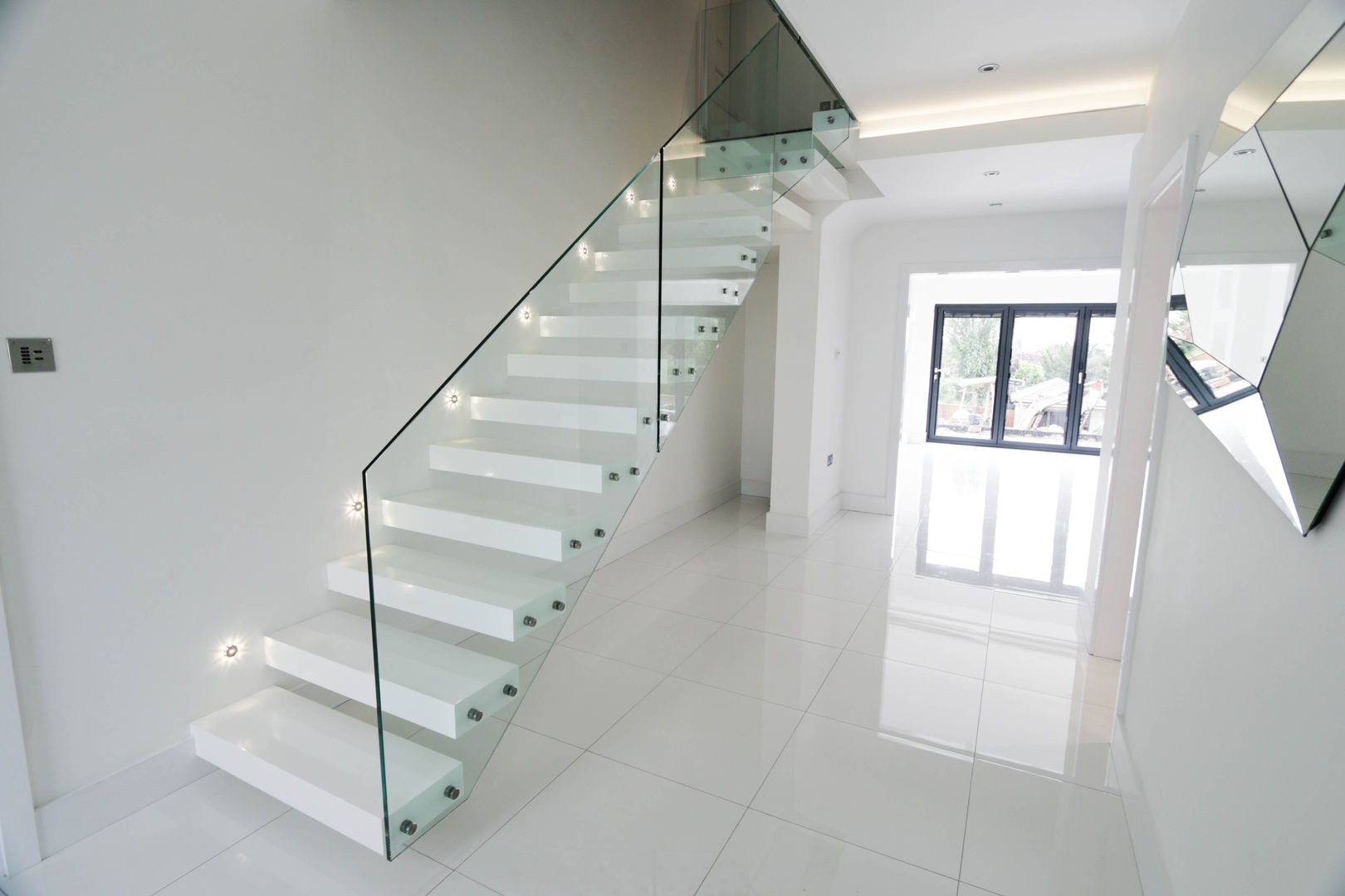 Cantilever Staircase realised in wood painted wait Railing London Ltd Schody Schody