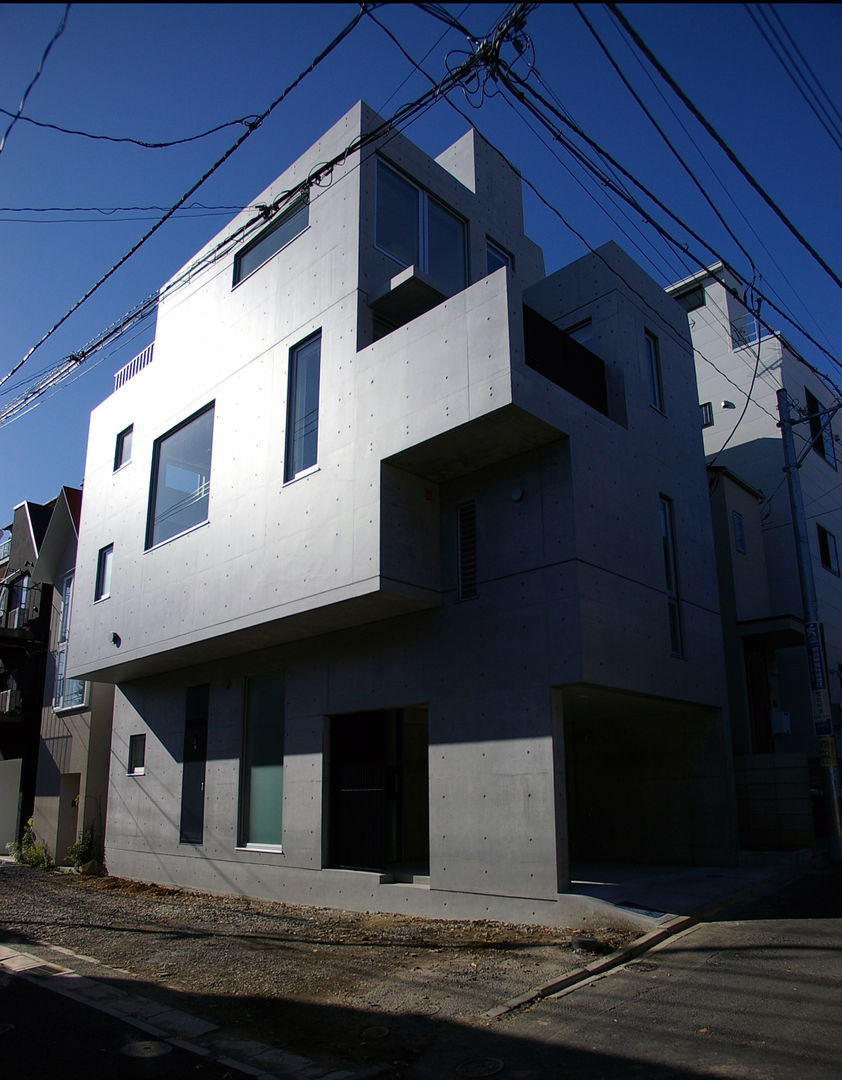 I邸, 森吉直剛アトリエ/MORIYOSHI NAOTAKE ATELIER ARCHITECTS 森吉直剛アトリエ/MORIYOSHI NAOTAKE ATELIER ARCHITECTS ミニマルな 家 空,窓,建物,電気,工場,アーバンデザイン,材料特性,架空送電線,矩形,ファサード