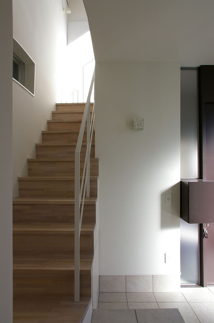 House I, 森吉直剛アトリエ/MORIYOSHI NAOTAKE ATELIER ARCHITECTS 森吉直剛アトリエ/MORIYOSHI NAOTAKE ATELIER ARCHITECTS Pasillos, vestíbulos y escaleras de estilo minimalista