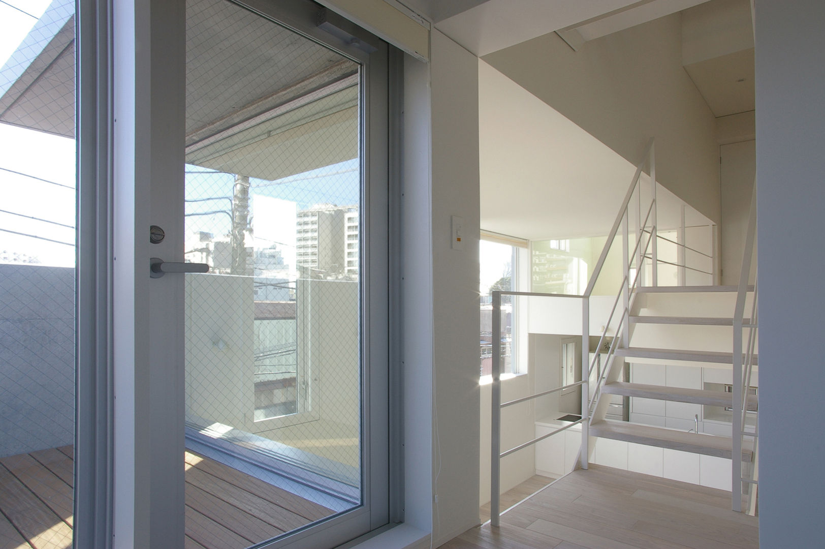 House I, 森吉直剛アトリエ/MORIYOSHI NAOTAKE ATELIER ARCHITECTS 森吉直剛アトリエ/MORIYOSHI NAOTAKE ATELIER ARCHITECTS minimalist style balcony, porch & terrace