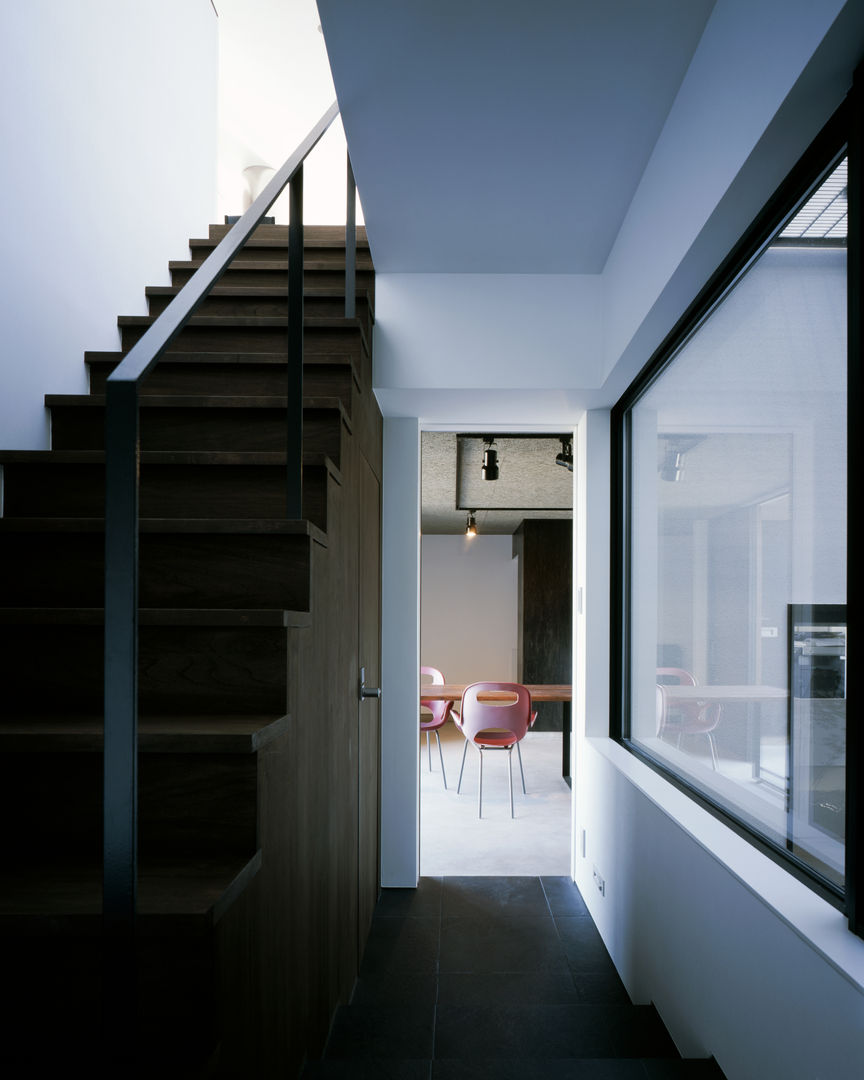 北方の家-okayama-, HUMAN.ARCHITECTS-高尾淳- HUMAN.ARCHITECTS-高尾淳- Modern corridor, hallway & stairs