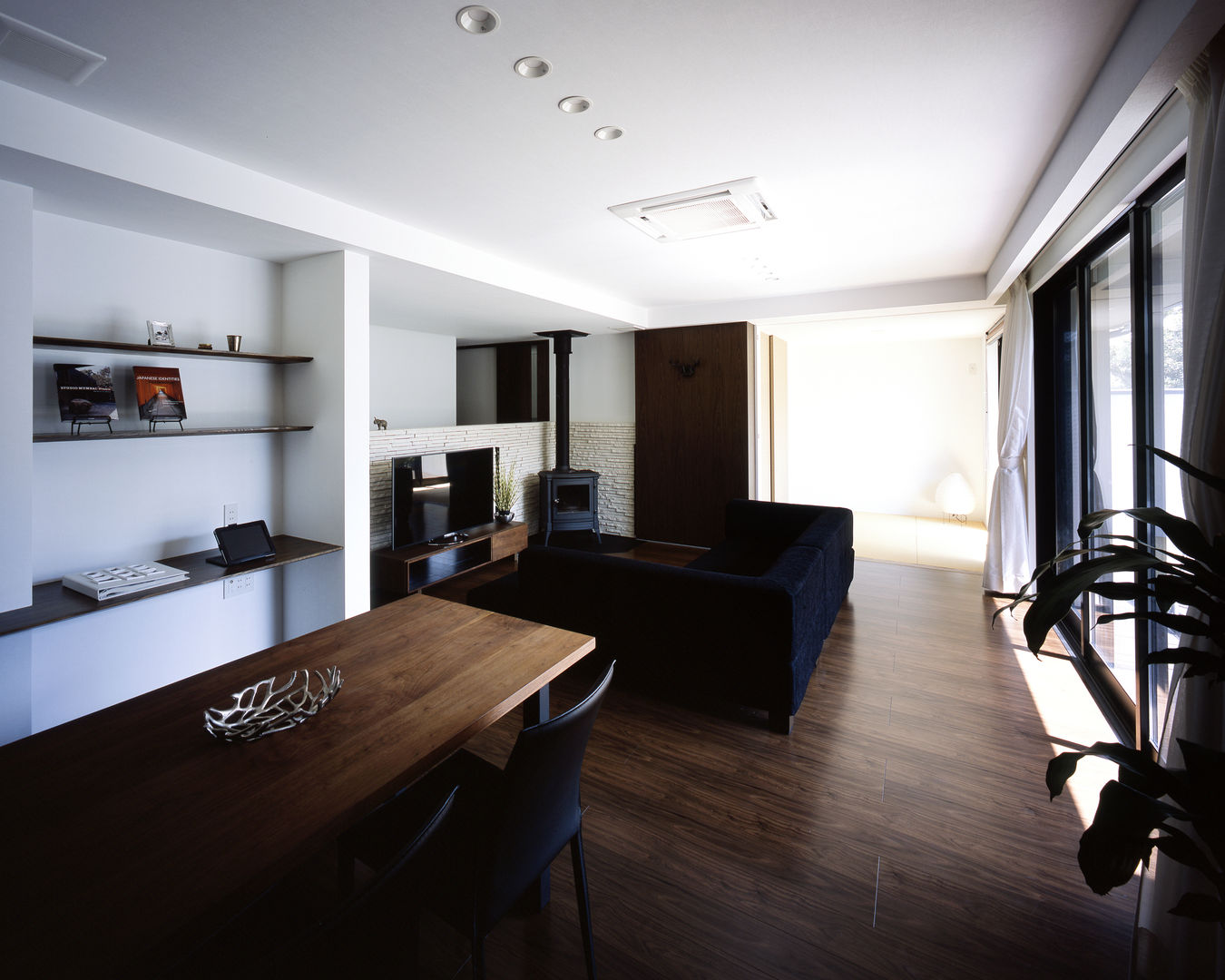 吉備津の家-okayama-, HUMAN.ARCHITECTS-高尾淳- HUMAN.ARCHITECTS-高尾淳- Modern living room