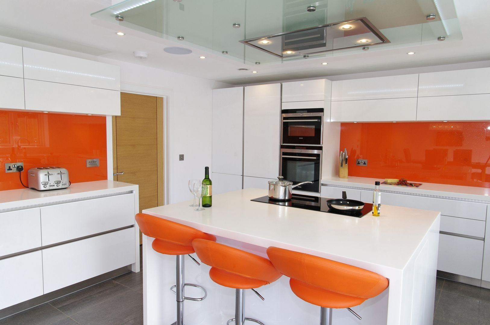 White & Orange Handless , PTC Kitchens PTC Kitchens Moderne Küchen