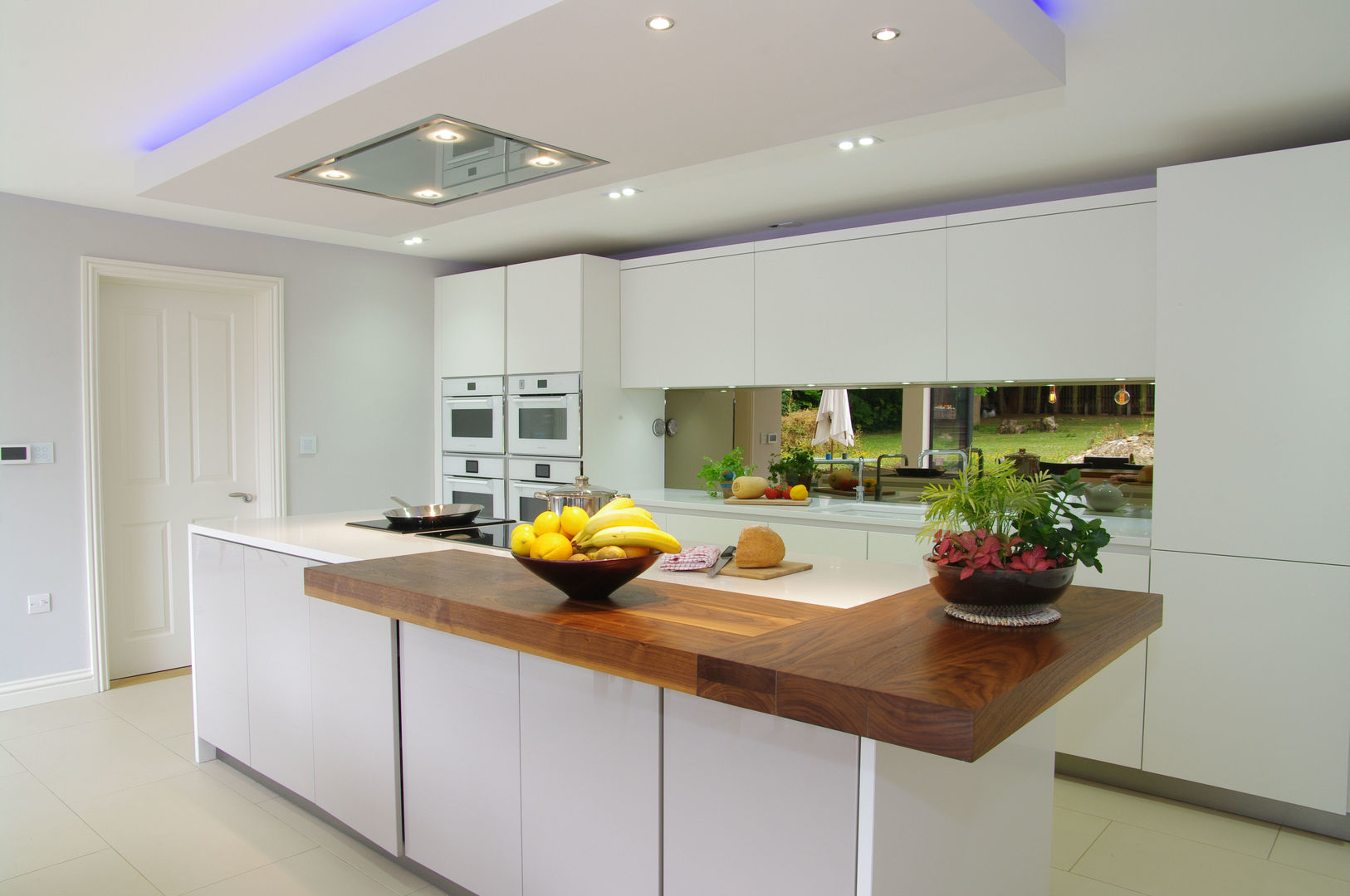 Luxurious White Kitchens by PTC , PTC Kitchens PTC Kitchens Moderne keukens