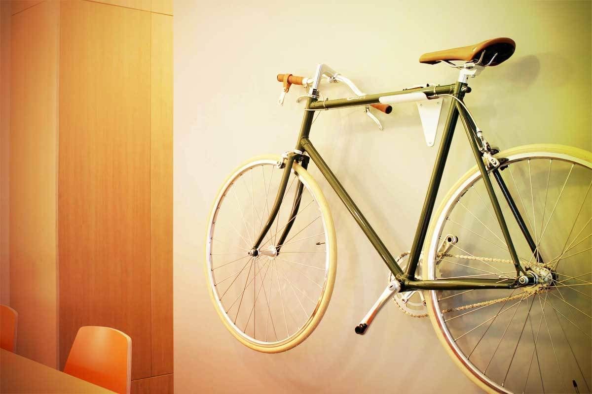 when mounted, the bicycle can be displayed like a work of art Deltareference 現代風玄關、走廊與階梯 儲藏櫃