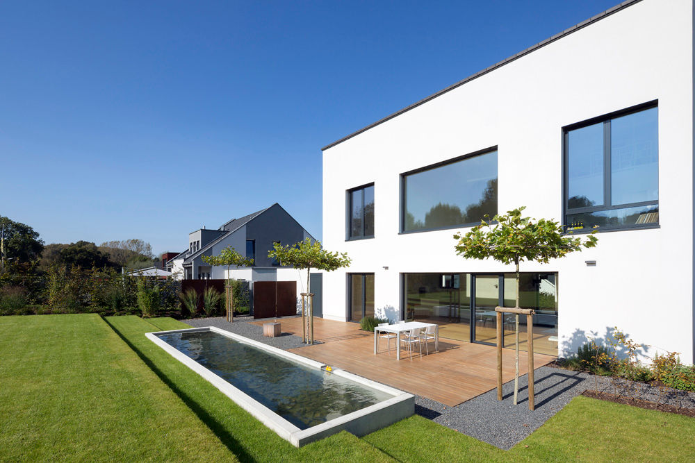 Terrasse mit Wasserbecken homify Minimalistischer Garten