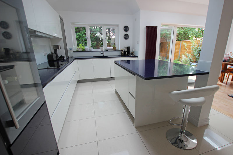 White gloss lacquer kitchen with Blackberry accents​ LWK London Kitchens Modern kitchen