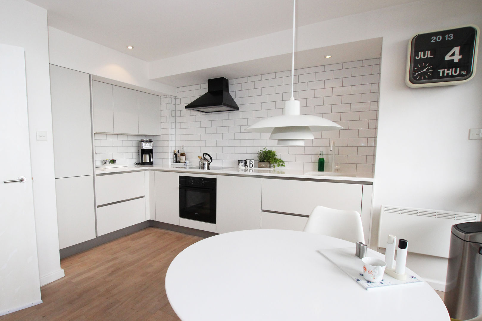 White matt kitchen​ design LWK London Kitchens モダンな キッチン