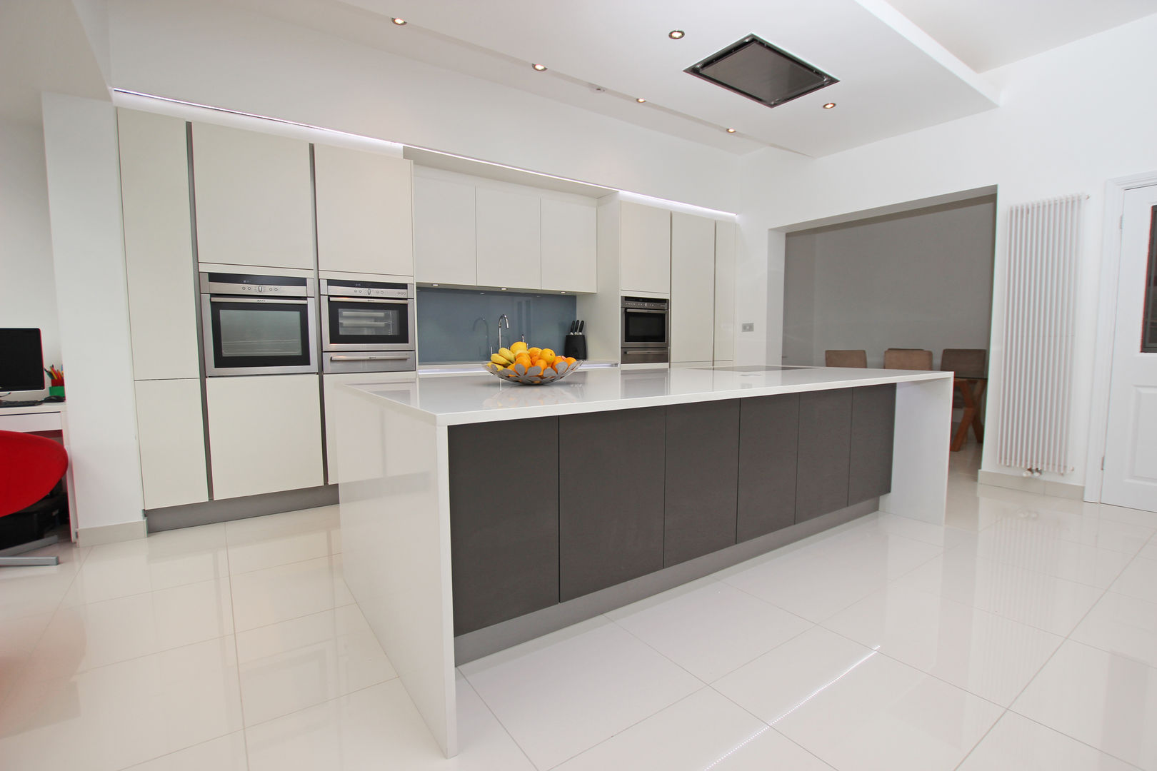 ​Grey and white matt kitchen island design LWK London Kitchens 廚房
