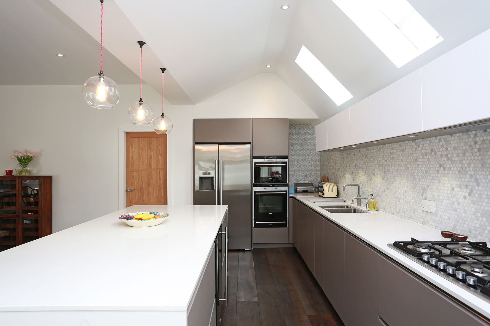 Basalt grey and Polar white satin lacquer kitchen​ LWK London Kitchens 現代廚房設計點子、靈感&圖片
