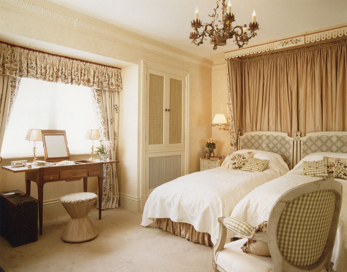 Mayfair - Guest Bedroom Meltons 클래식스타일 침실