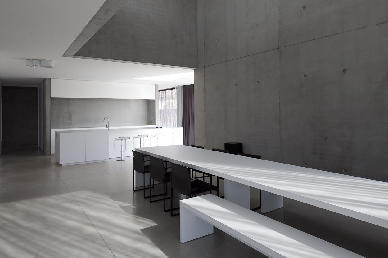 woning en architectenkantoor volledig in ter plaatse gestort beton, pluspunt architectuur pluspunt architectuur Minimalist dining room