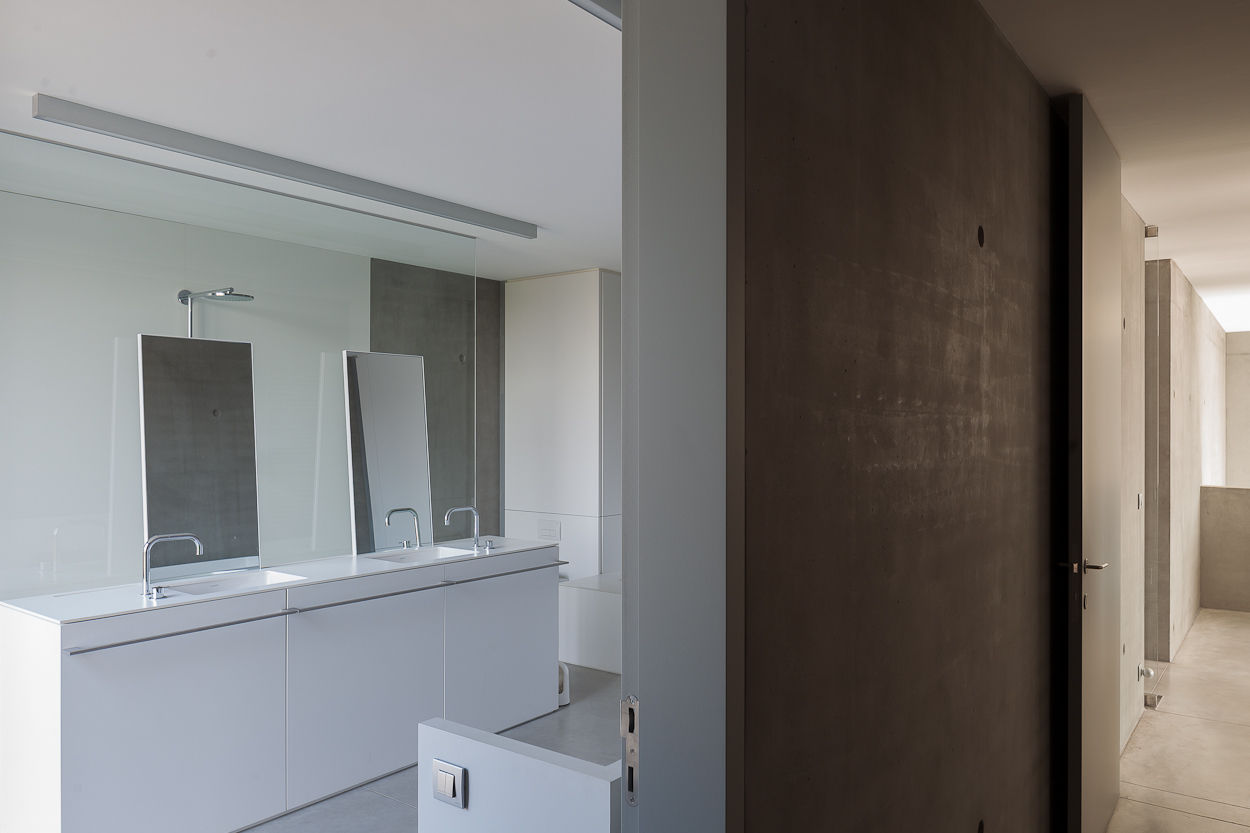 woning en architectenkantoor volledig in ter plaatse gestort beton, pluspunt architectuur pluspunt architectuur Minimal style Bathroom