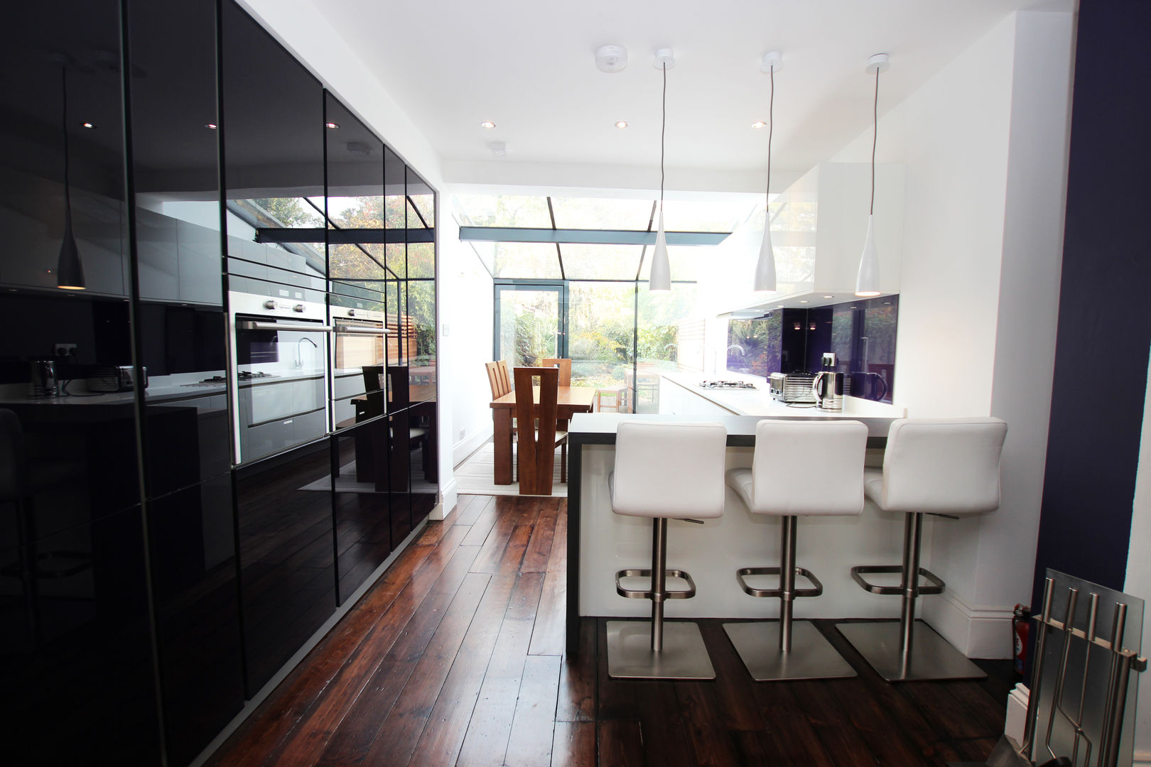 Purple gloss glass with white gloss lacquer kitchen units​ LWK London Kitchens Cucina moderna