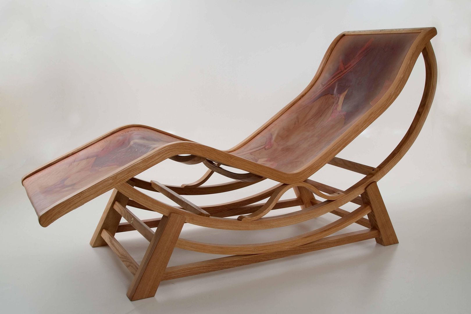 Corbusier-inspired chaise longue by Bruce Burman homify Спальня Дивани & шезлонг