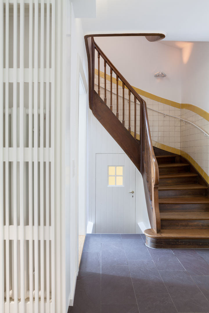 Wohnhaus, München Nymphenburg, Löffler Weber | Architekten Löffler Weber | Architekten Classic style corridor, hallway and stairs