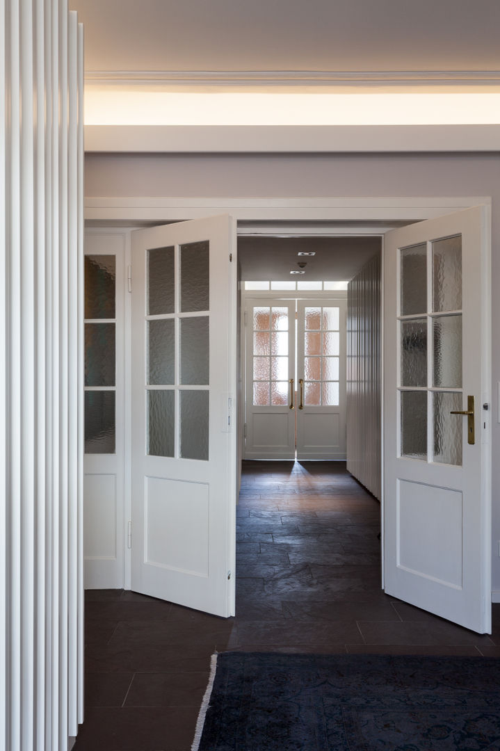 Wohnhaus, München Nymphenburg, Löffler Weber | Architekten Löffler Weber | Architekten Classic style corridor, hallway and stairs