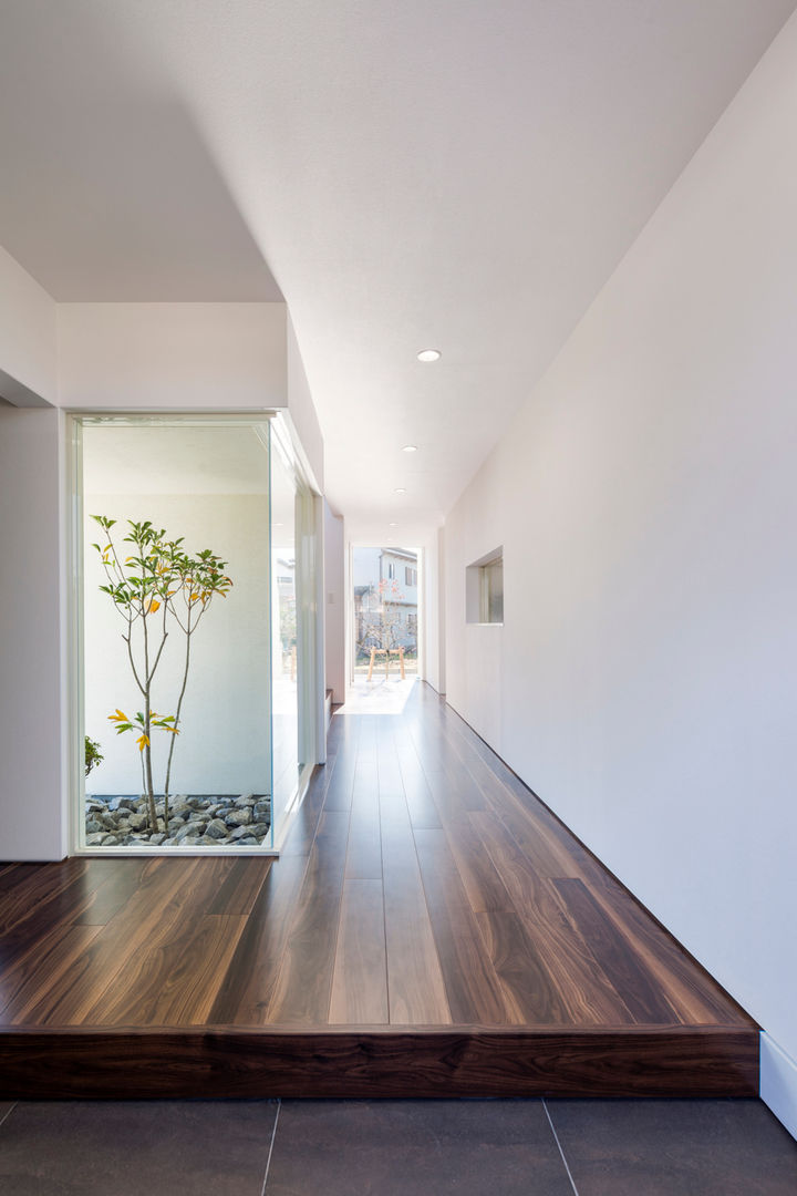 四万十の家, 株式会社細川建築デザイン 株式会社細川建築デザイン Modern Corridor, Hallway and Staircase