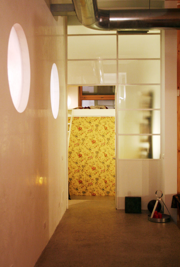 Loft ecologico a San Salvario, Torino, TRA - architettura condivisa TRA - architettura condivisa Industrial style bedroom