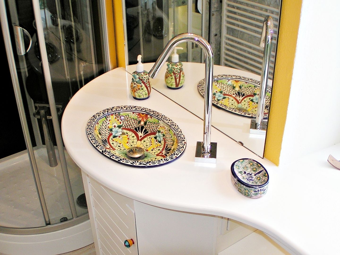 Originelle handbemalte Waschbecken: Mexiko-Flair für das Gäste-WC, Mexambiente e.K. Mexambiente e.K. Eclectic style bathroom Ceramic Sinks