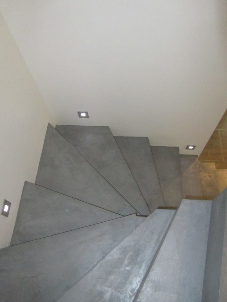 LE BETON CIRE DANS TOUTE LA MAISON, CATHERINE PENDANX CATHERINE PENDANX Minimalist corridor, hallway & stairs