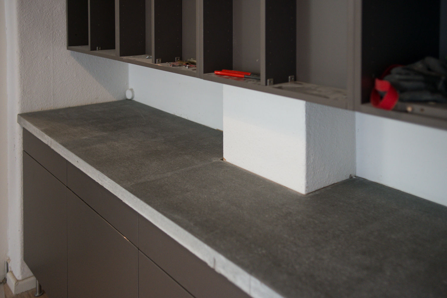 Beton Küchenzeile Accidental Concrete Minimalistische Esszimmer Buffets und Sideboards