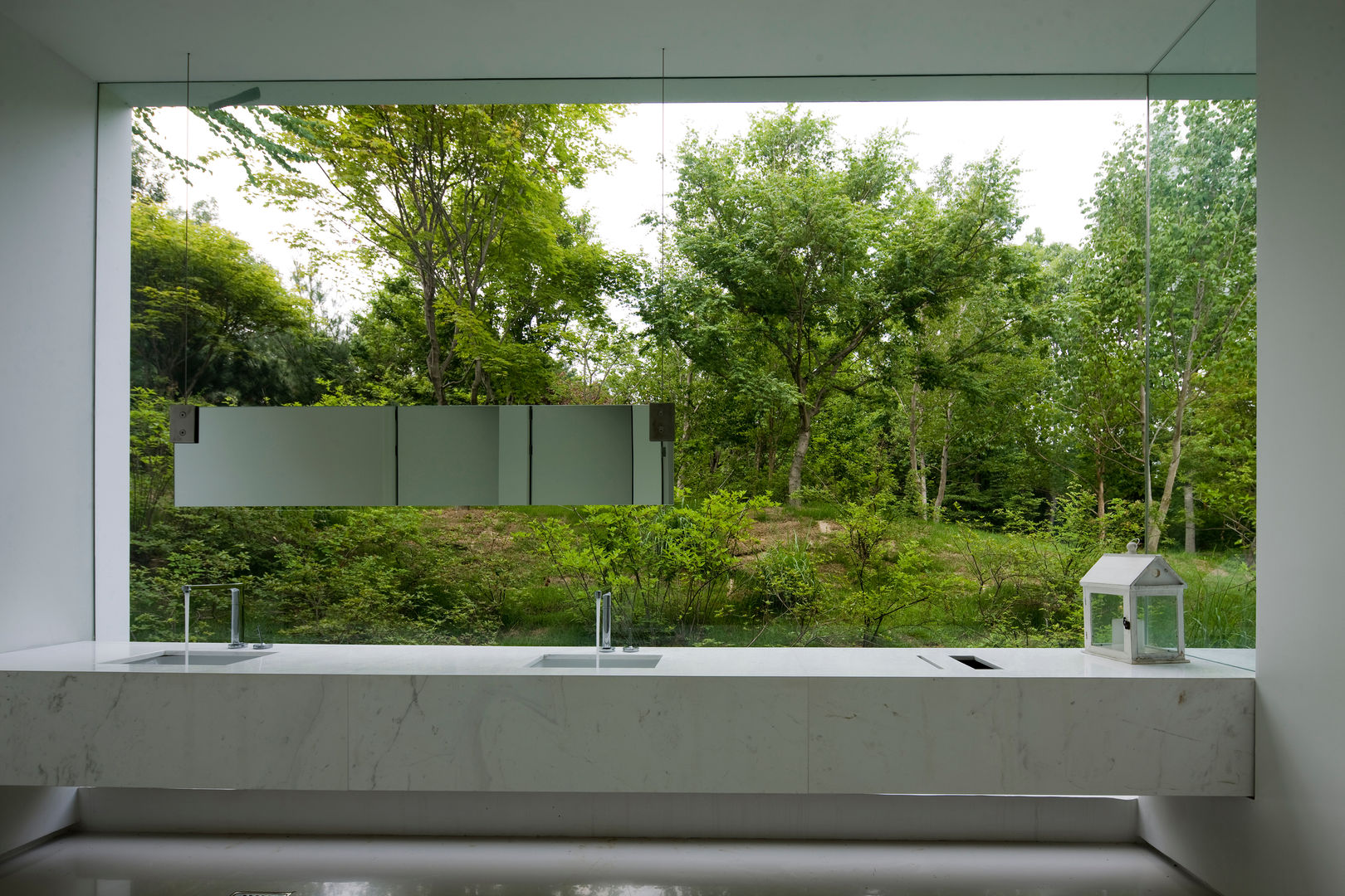 白의 집 (Propose restaurant), NEED21 ASSOCIATES NEED21 ASSOCIATES Modern style bathrooms