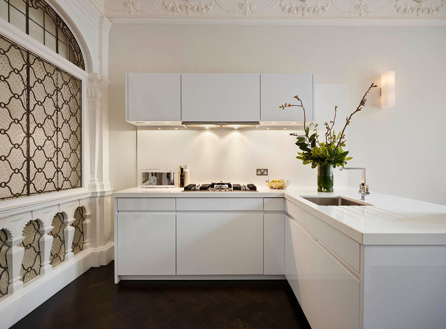 A Modern and Gorgeous White Kitchen Located in Knightsbridge, Elan Kitchens Elan Kitchens Moderne keukens