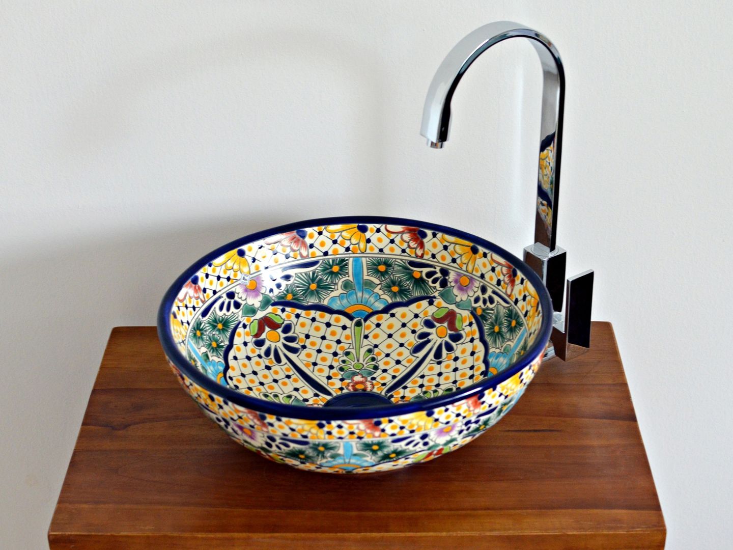 Originelle handbemalte Waschbecken: Mexiko-Flair für das Gäste-WC, Mexambiente e.K. Mexambiente e.K. Mediterranean style bathroom Ceramic Sinks