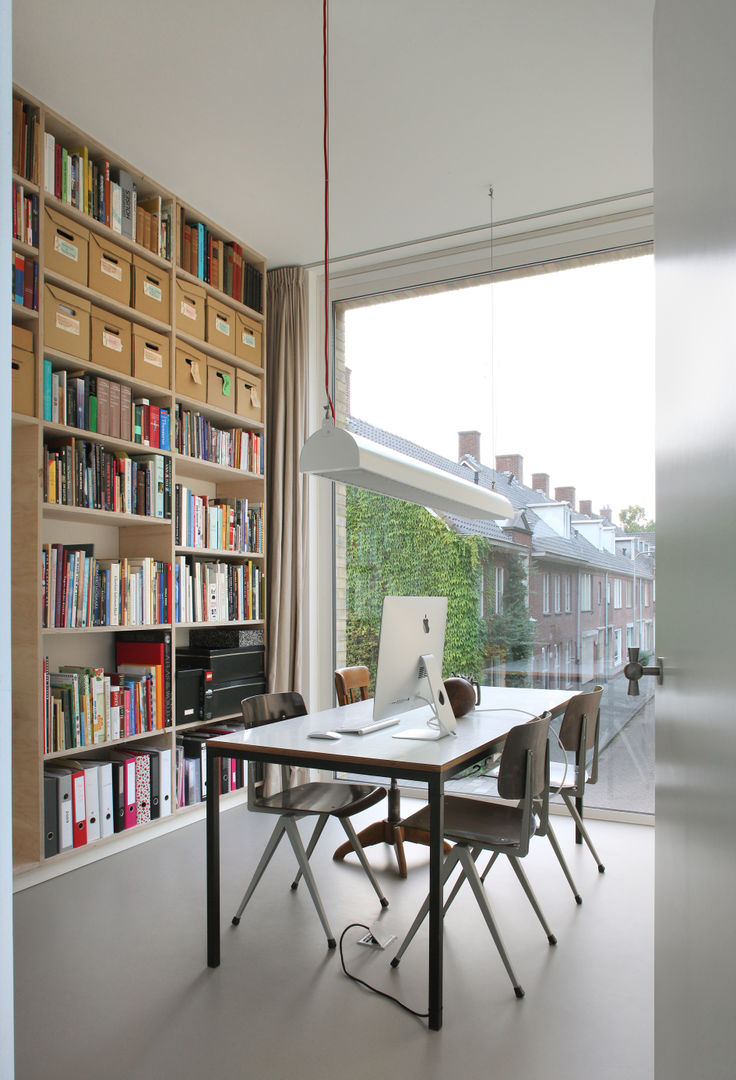 Woonhuis Bedaux-Nagengast, Bedaux de Brouwer Architecten Bedaux de Brouwer Architecten Moderne woonkamers Meubilair,Tafel,Eigendom,Boekenkast,Plank,Armatuur,Gebouw,Hout,Venster,Interieur ontwerp