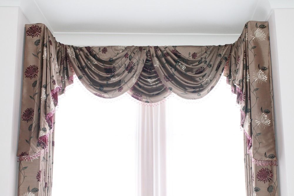 Elegant floral swag and cascade curtain. Alf Onnie Classic windows & doors Curtains & drapes
