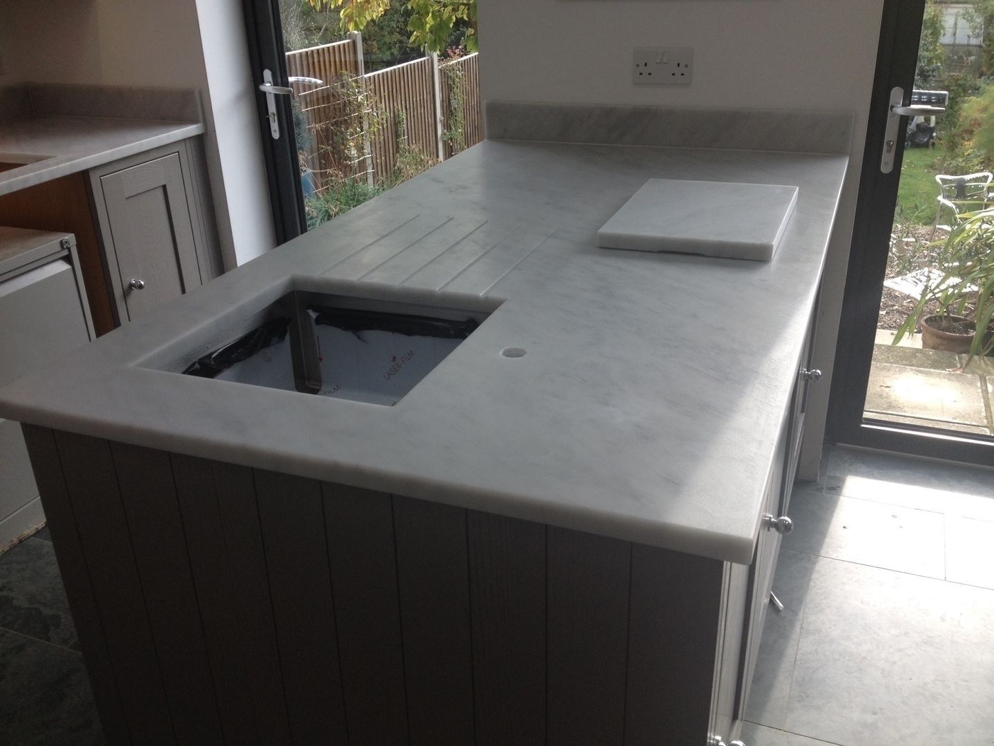 Honed Carrara Marble Worktops Marbles Ltd ห้องครัว