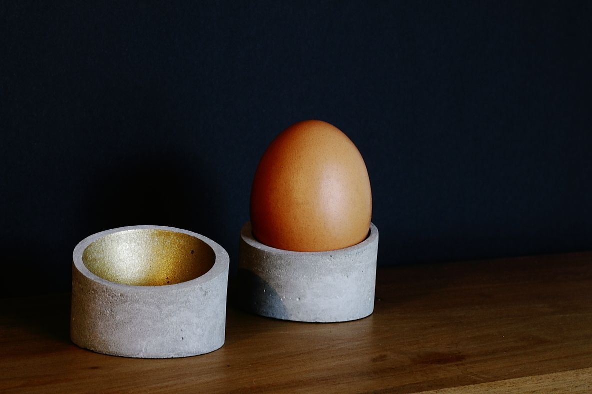 Beton-Eierbecher "Qegg", Quintacence Quintacence インダストリアルデザインの キッチン 食器＆ガラス製品