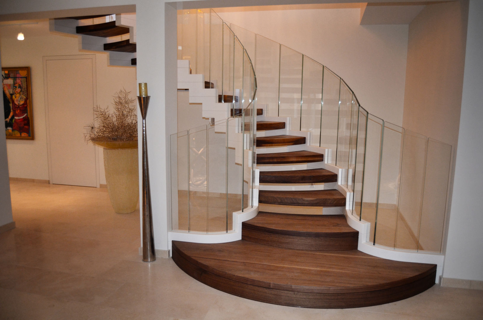 Innovativ und exklusiv, Bogentreppe mit breitem Eintritt, Siller Treppen/Stairs/Scale Siller Treppen/Stairs/Scale درج خشب Wood effect